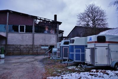TAGBILDER! Winnenden-Hertmannsweiler: Strohlager in Reithalle stand in Vollbrand - Pferde gerettet - Feuerwehr verhindert schlimmeres